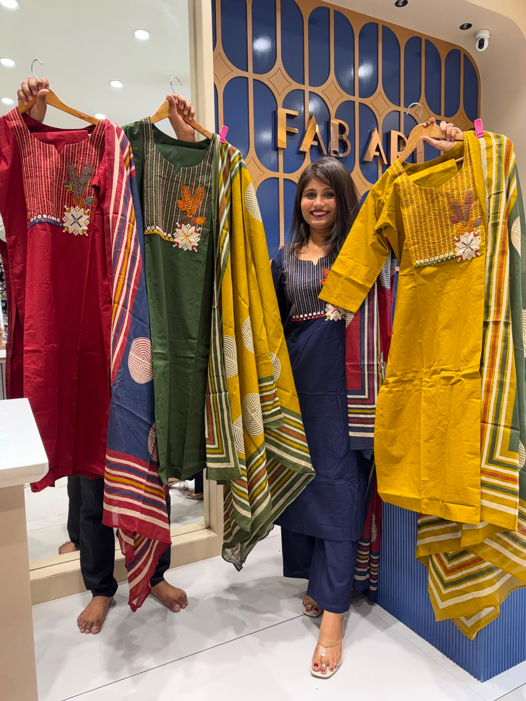 Contrast Duppata Suit: 200
