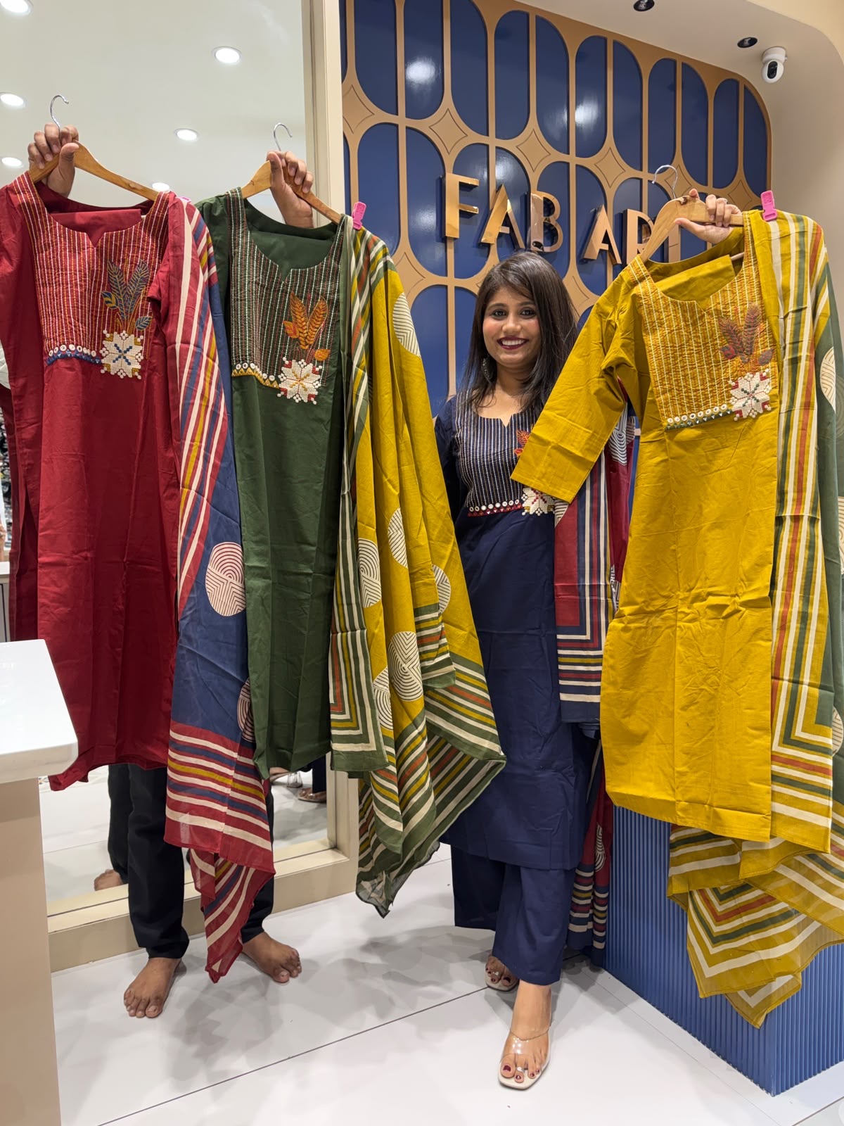 Contrast Duppata Suit: 200