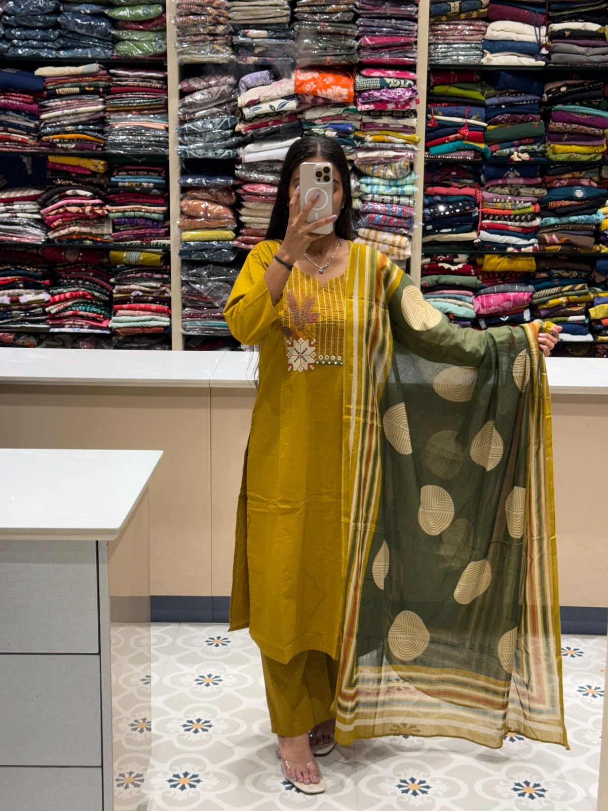 Contrast Duppata Suit: 200