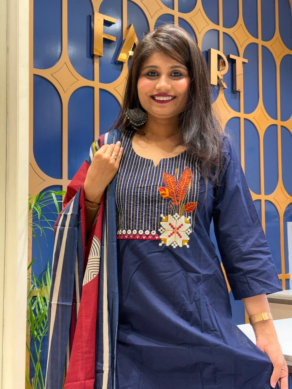 Contrast Duppata Suit: 200