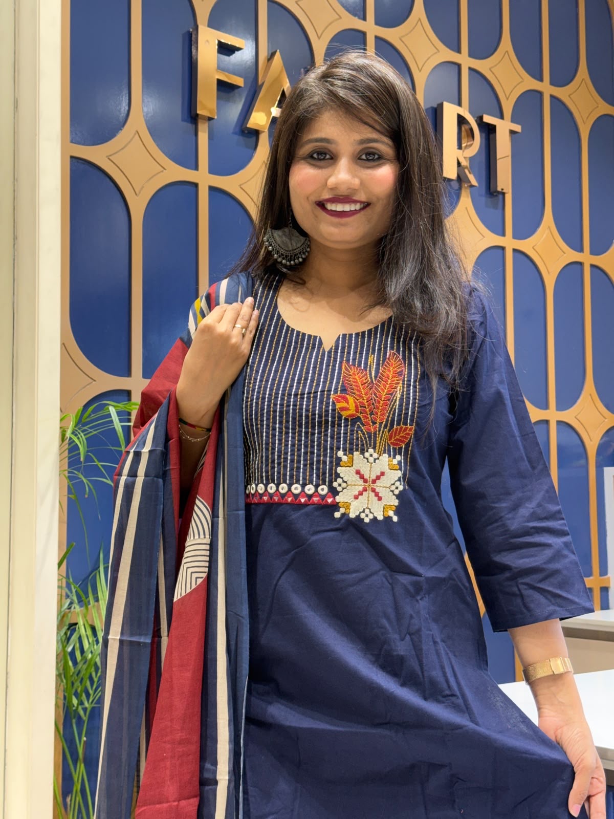 Contrast Duppata Suit: 200