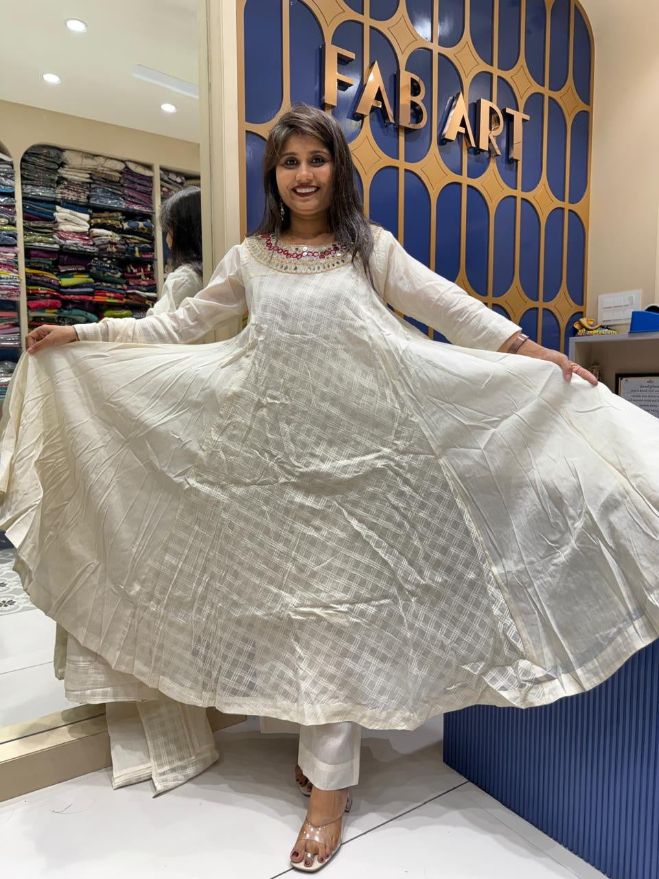 White Beautiful Dress: 253