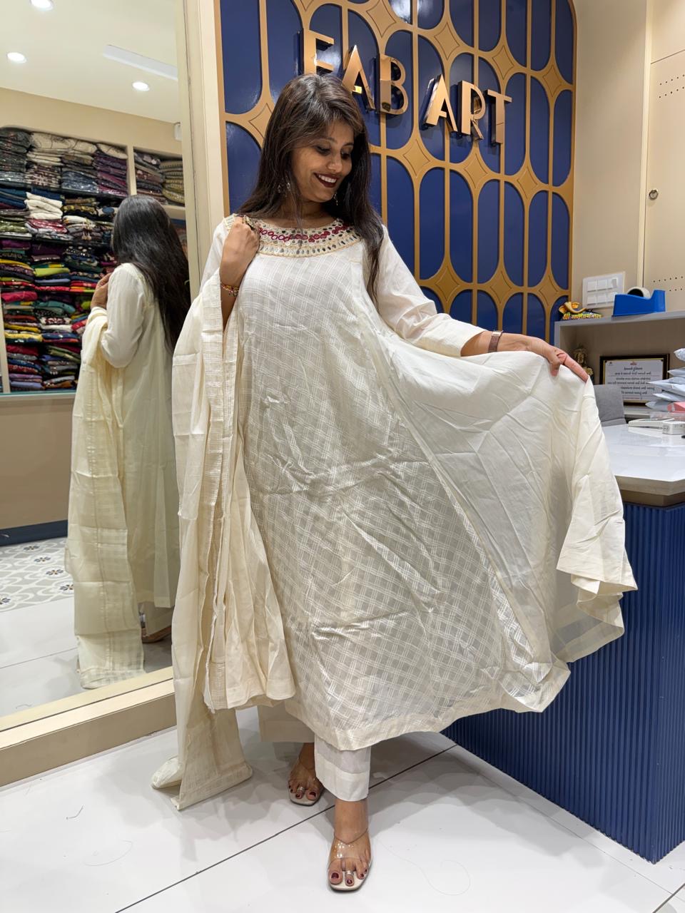 White Beautiful Dress: 253