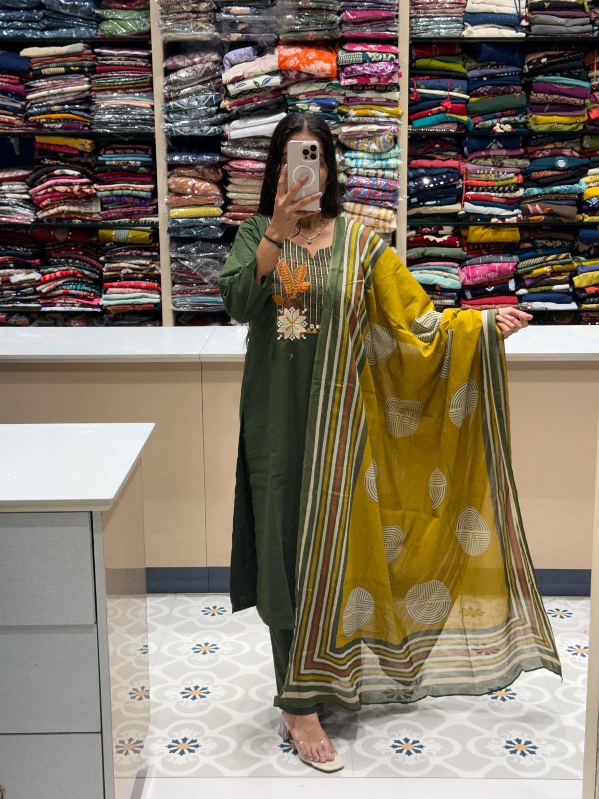 Contrast Duppata Suit: 200