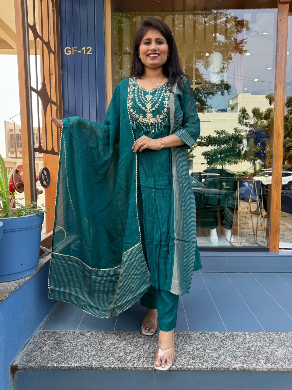 Gorgeous Teal Blue: 423