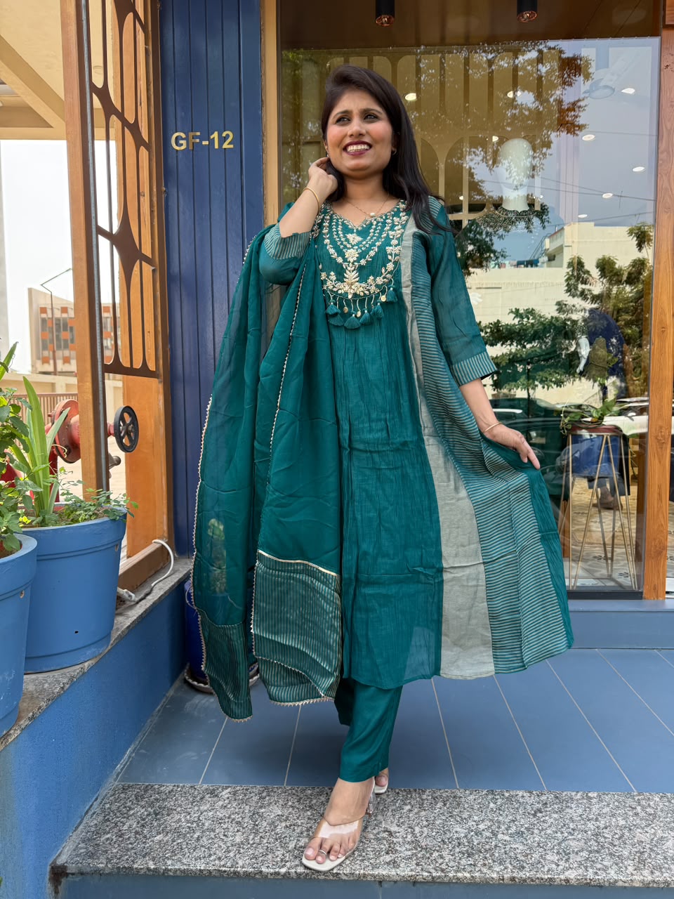 Gorgeous Teal Blue: 423